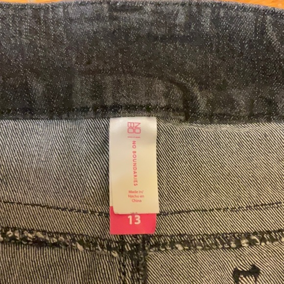 No Boundaries Black Frayed Edge Jean Shorts Size 13 - Picture 3 of 3